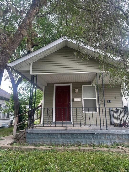 425 Leeds Ave in Indianapolis, IN - Building Photo