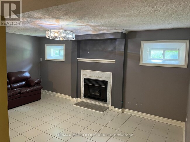 99 Tulip St in Georgina, ON - Building Photo - Building Photo