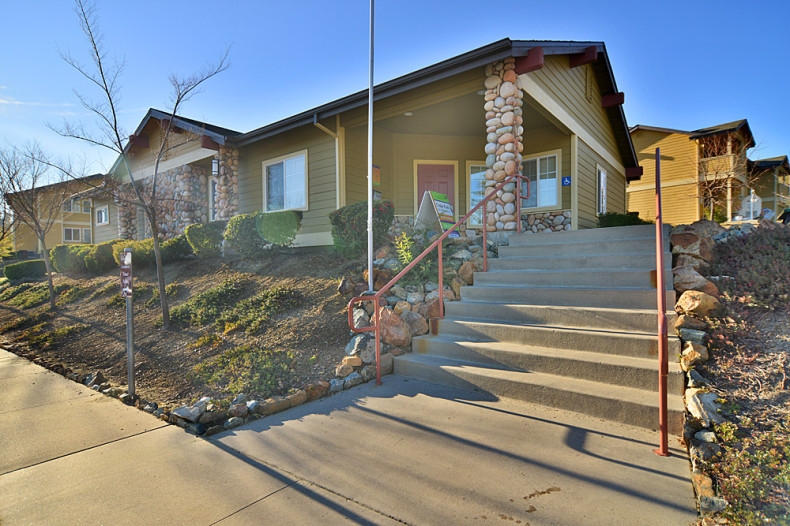 Cedar Park in Grass Valley, CA - Building Photo