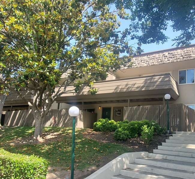 Hacienda Apartments in Sacramento, CA - Foto de edificio - Building Photo