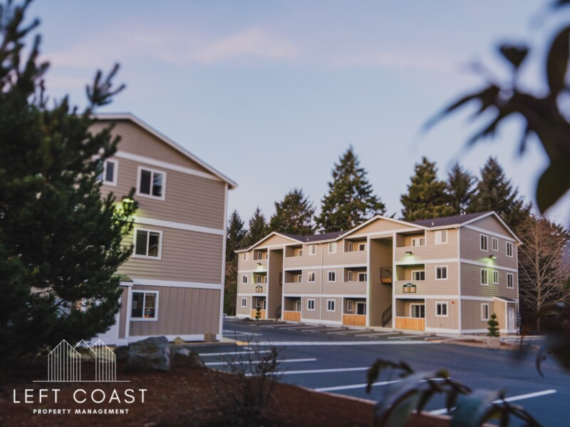 3031 NE West Devils Lake Rd in Lincoln City, OR - Building Photo