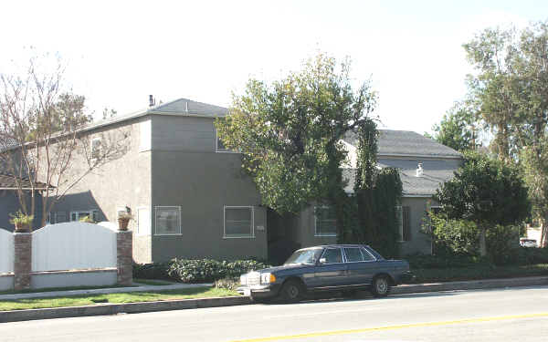 10252 Riverside Dr in Toluca Lake, CA - Foto de edificio