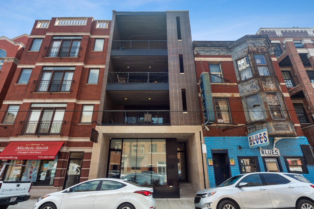 2521 N Halsted St in Chicago, IL - Building Photo