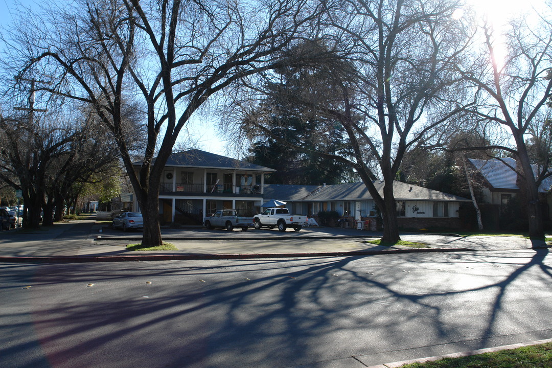 211 W 1st Ave in Chico, CA - Building Photo