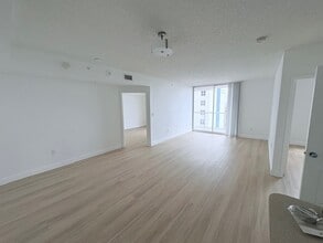 5085 NW 7th St, Unit 1416 in Miami, FL - Building Photo - Building Photo