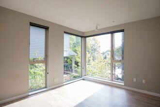 1313 SE Lambert St in Portland, OR - Building Photo - Building Photo