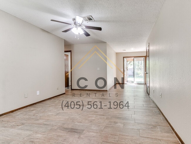 652 W Hillcrest Dr in Mustang, OK - Building Photo - Building Photo