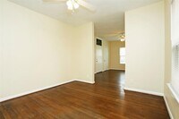 511 W Gray St photo'