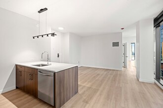 1120 W Van Buren St in Chicago, IL - Building Photo - Building Photo