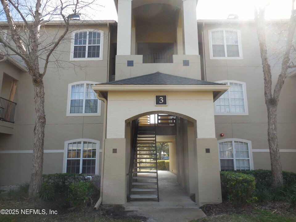 1701 The Greens Way in Jacksonville Beach, FL - Foto de edificio