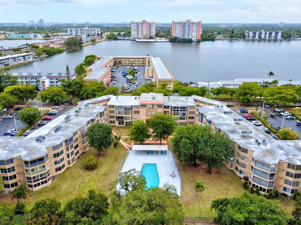 1301 NE 191st St in Miami, FL - Building Photo