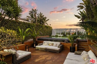 968 Palisades Beach Rd in Santa Monica, CA - Building Photo - Building Photo