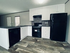 144 Hollywood Blvd in Anderson, IN - Foto de edificio - Building Photo