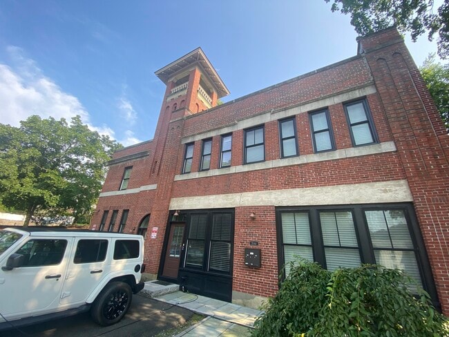 2044 Beacon St, Unit 2