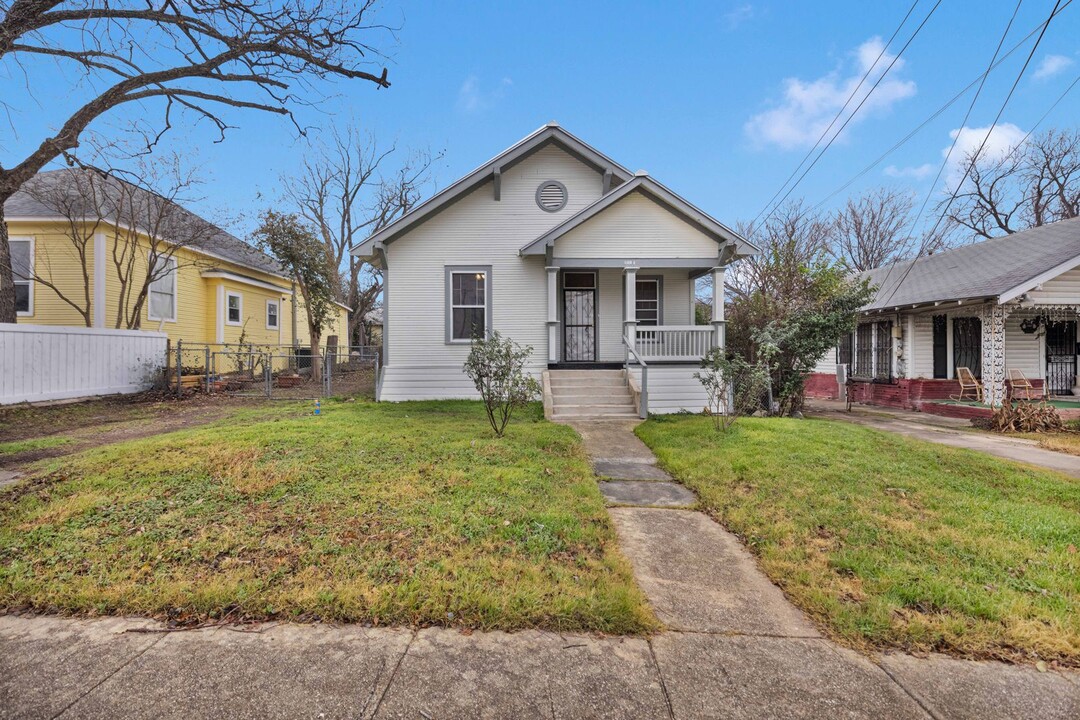 1008 Dakota St in San Antonio, TX - Building Photo