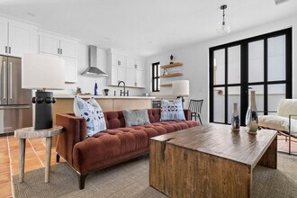 2701 Bumble Bee Dr in Spicewood, TX - Foto de edificio - Building Photo