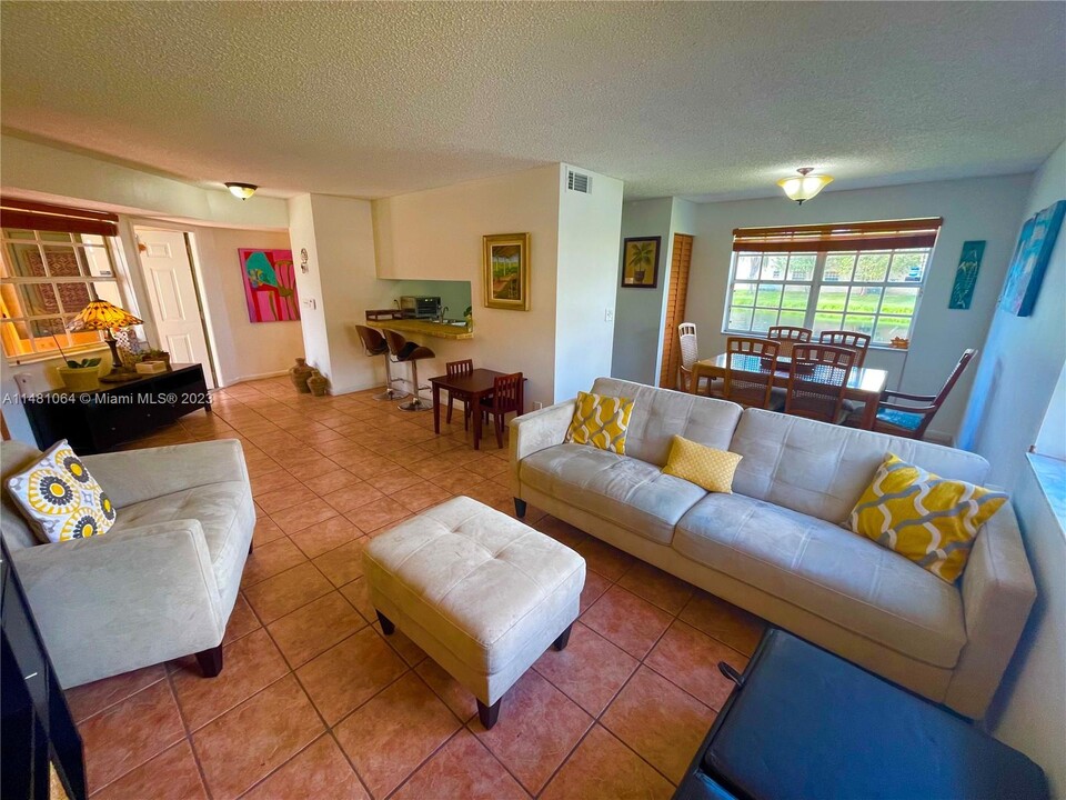 8630 SW 3rd St, Unit Pembroke Pines LAKE VIEW in Pembroke Pines, FL - Building Photo