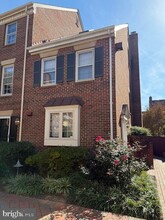 1112 W Abingdon Dr in Alexandria, VA - Building Photo - Building Photo