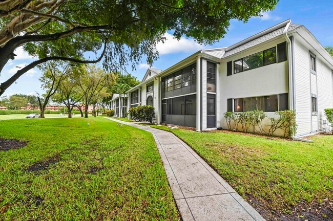 15449 Lakes of Delray Blvd in Delray Beach, FL - Building Photo - Building Photo