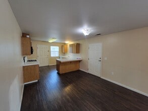 2313 W Lark Ave in Visalia, CA - Building Photo - Building Photo