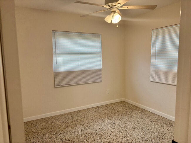 1895 Allendale Dr in Clearwater, FL - Foto de edificio - Building Photo
