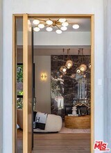 1271 Sunset Plaza Dr in Los Angeles, CA - Building Photo - Building Photo