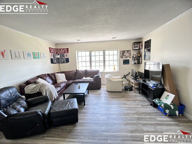 190 Lake Shore Rd, Unit 2