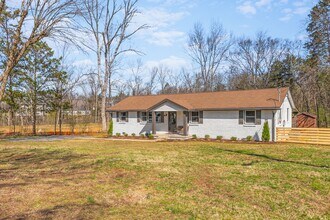 234 Spring St in La Vergne, TN - Foto de edificio - Building Photo