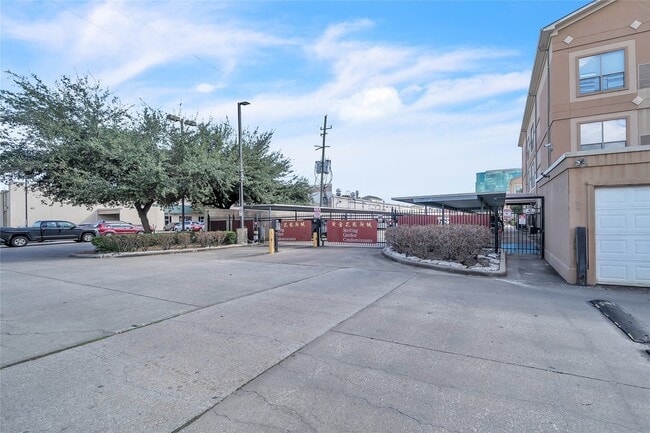 6633 W Sam Houston Pkwy S in Houston, TX - Building Photo - Building Photo