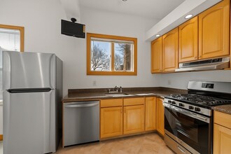 197 Dorchester St, Unit 1 in Boston, MA - Foto de edificio - Building Photo