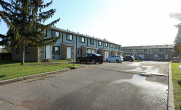 17103-17139 71 Av NW in Edmonton, AB - Building Photo - Primary Photo