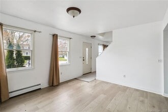 43 W Elderkin Ave in Groton, CT - Building Photo - Building Photo
