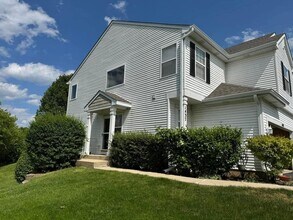 1437 Meadowsedge Ln in Carpentersville, IL - Building Photo - Building Photo