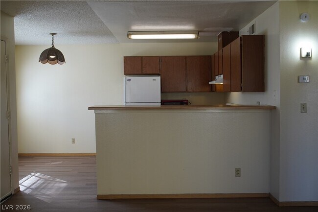 4646 Tracylynn Ln in Las Vegas, NV - Building Photo - Building Photo