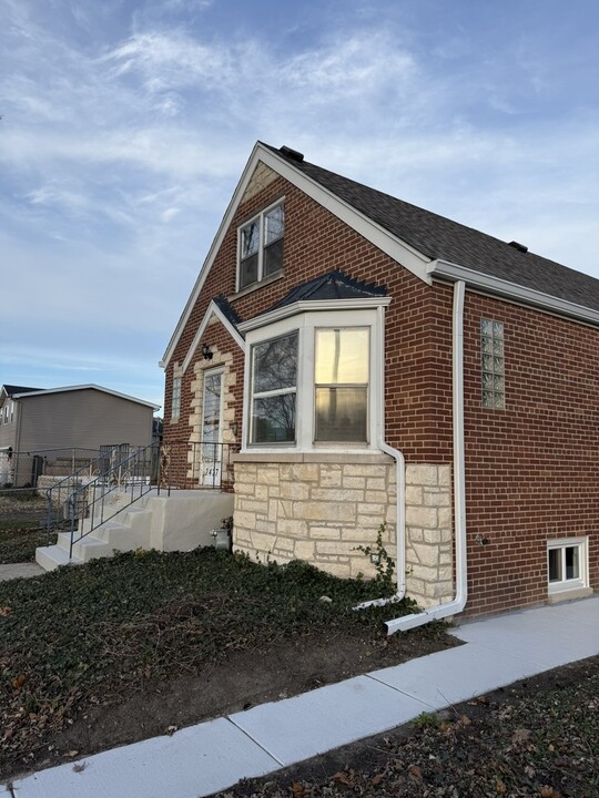 2427 N Erie St in River Grove, IL - Building Photo