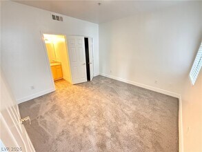 6955 N Durango Dr in Las Vegas, NV - Foto de edificio - Building Photo