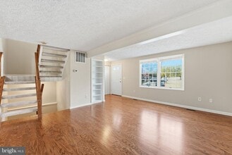 1118 Casper Dr in Herndon, VA - Building Photo - Building Photo