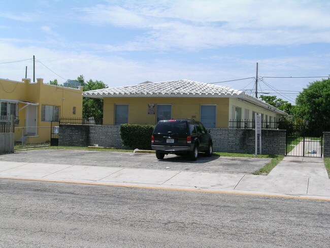 550 SW 7th St in Miami, FL - Building Photo - Building Photo