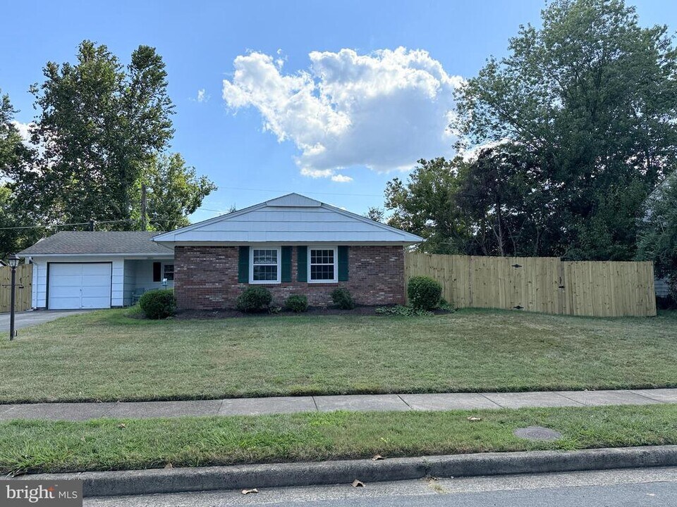 13211 Pennerview Ln in Fairfax, VA - Building Photo
