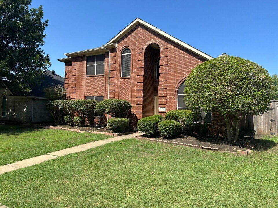 8105 Burleigh St in Frisco, TX - Building Photo