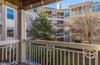 12915 Alton Square in Herndon, VA - Building Photo - Building Photo
