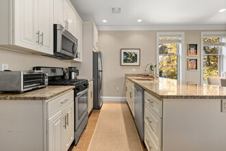 20 Englewood Ave, Unit 20 Englewood Avenue in Brookline, MA - Building Photo - Building Photo