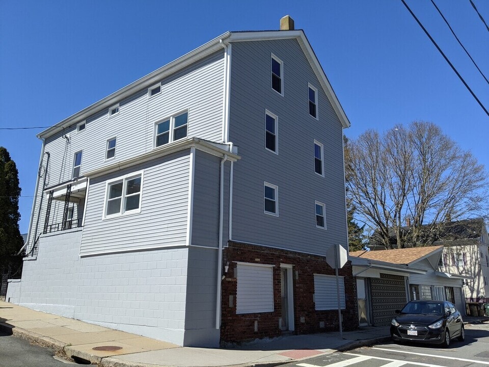 490 Buffinton St, Unit 1 in Fall River, MA - Building Photo