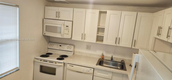 1015 Country Club Dr in Margate, FL - Building Photo - Building Photo
