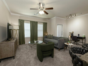 Viceroy Apartments in Grand Prairie, TX - Foto de edificio - Building Photo