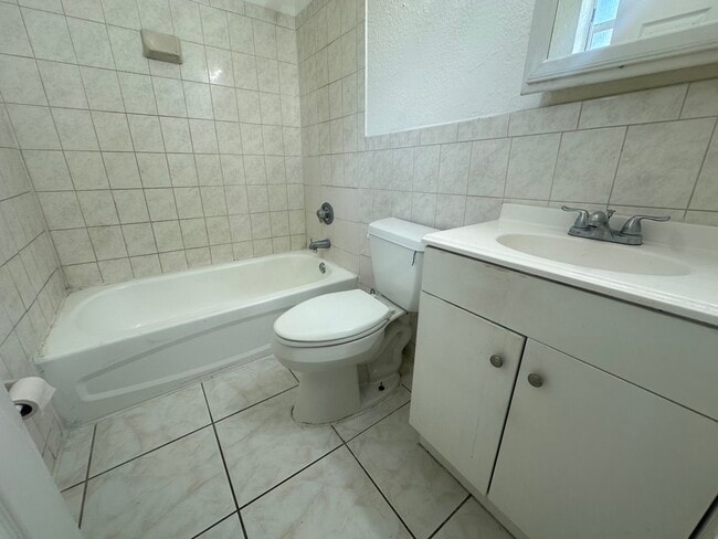 163 NE 76th St, Unit 0 in Miami, FL - Foto de edificio - Building Photo