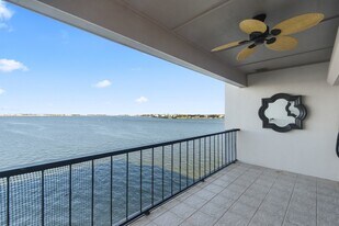 351 Lakeside Ln, Unit 305 in Houston, TX - Building Photo