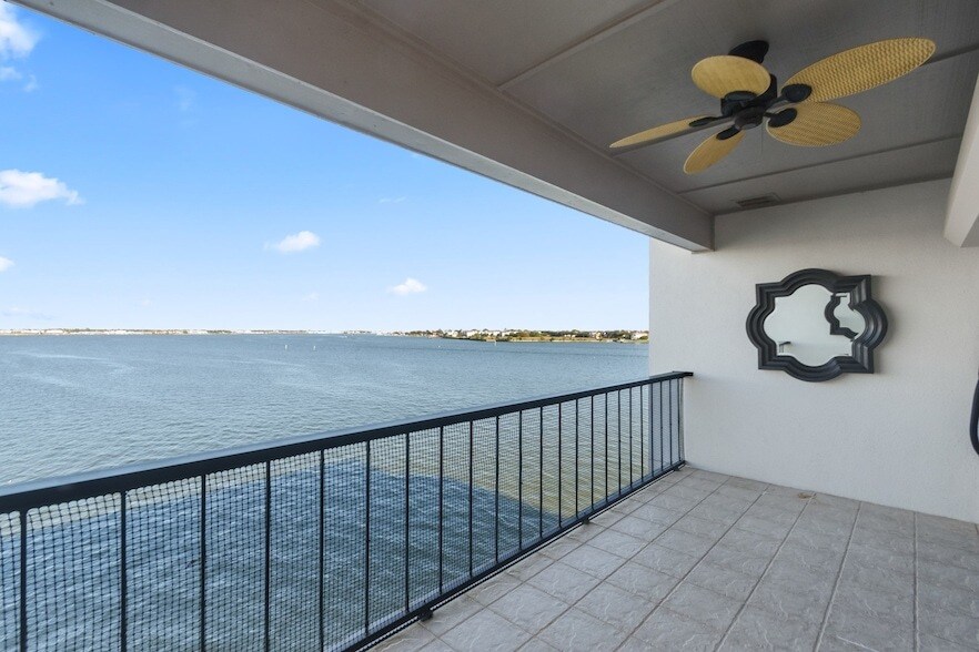 351 Lakeside Ln, Unit 305 in Houston, TX - Foto de edificio