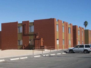 Catalunya in Tucson, AZ - Foto de edificio - Building Photo