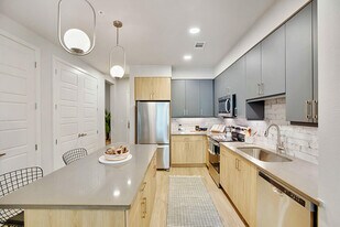 699 San Jacinto St in Houston, TX - Building Photo